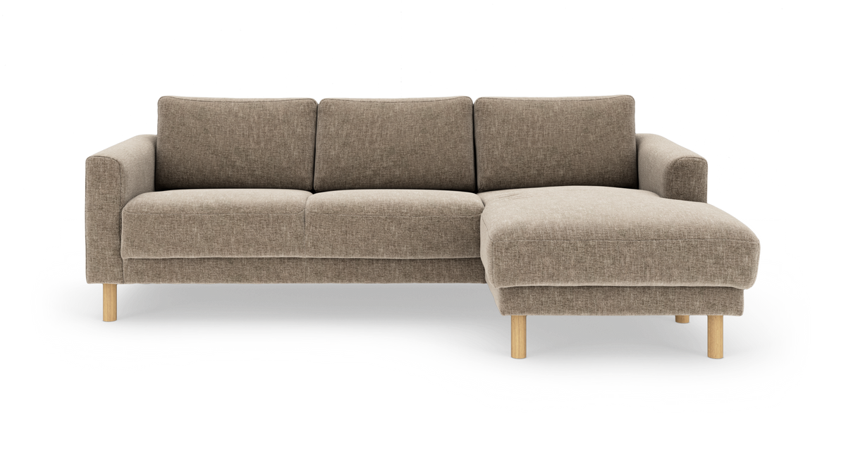 Beige hjørnesofa med chaiselong til højre, stofbetræk og lyse træben, fritlagt på hvid baggrund.