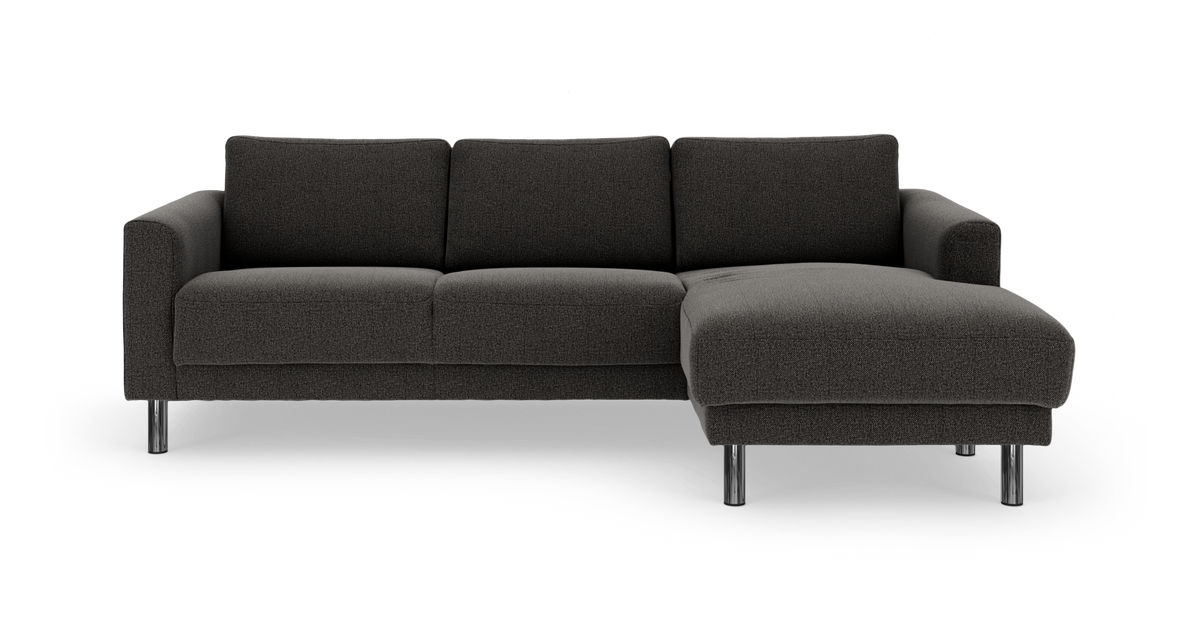 Mørkegrå hjørnesofa med chaiselong til højre på kromben, frilagt på hvid baggrund.