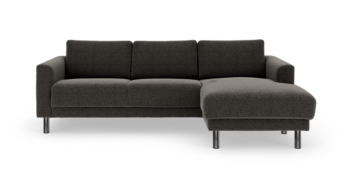 Mørkegrå hjørnesofa med chaiselong til højre og kromben, frilagt på hvid baggrund.