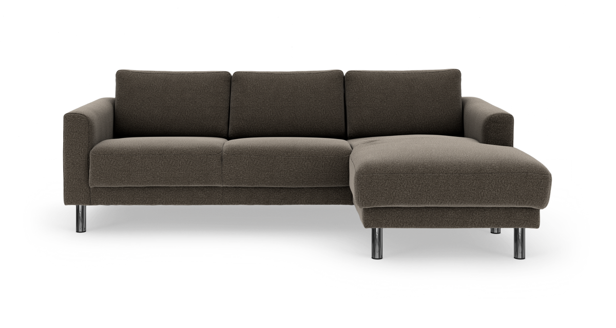 Mørkegrå hjørnesofa med chaiselong til højre og kromben, frilagt på hvid baggrund.