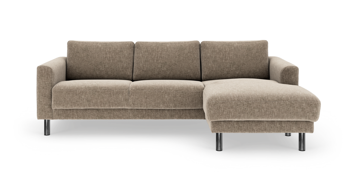 Beige hjørnesofa med chaiselong i højre side, tre ryghynder og kromfarvede cylinderben.