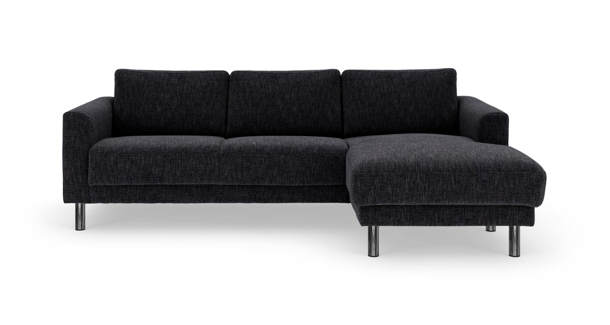 Mørkegrå hjørnesofa med højrevendt chaiselong og kromben.