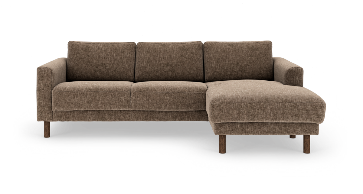 Brun 3-personers hjørnesofa med chaiselong til højre, stofbetræk og træben, frilagt på hvid baggrund.
