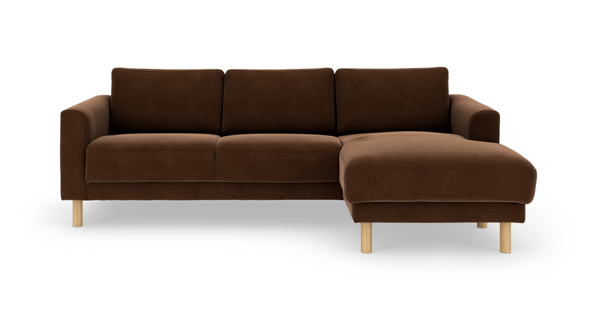 Brun modulsofa med chaiselong på højre side og lyse træben, fritlagt på hvid baggrund.