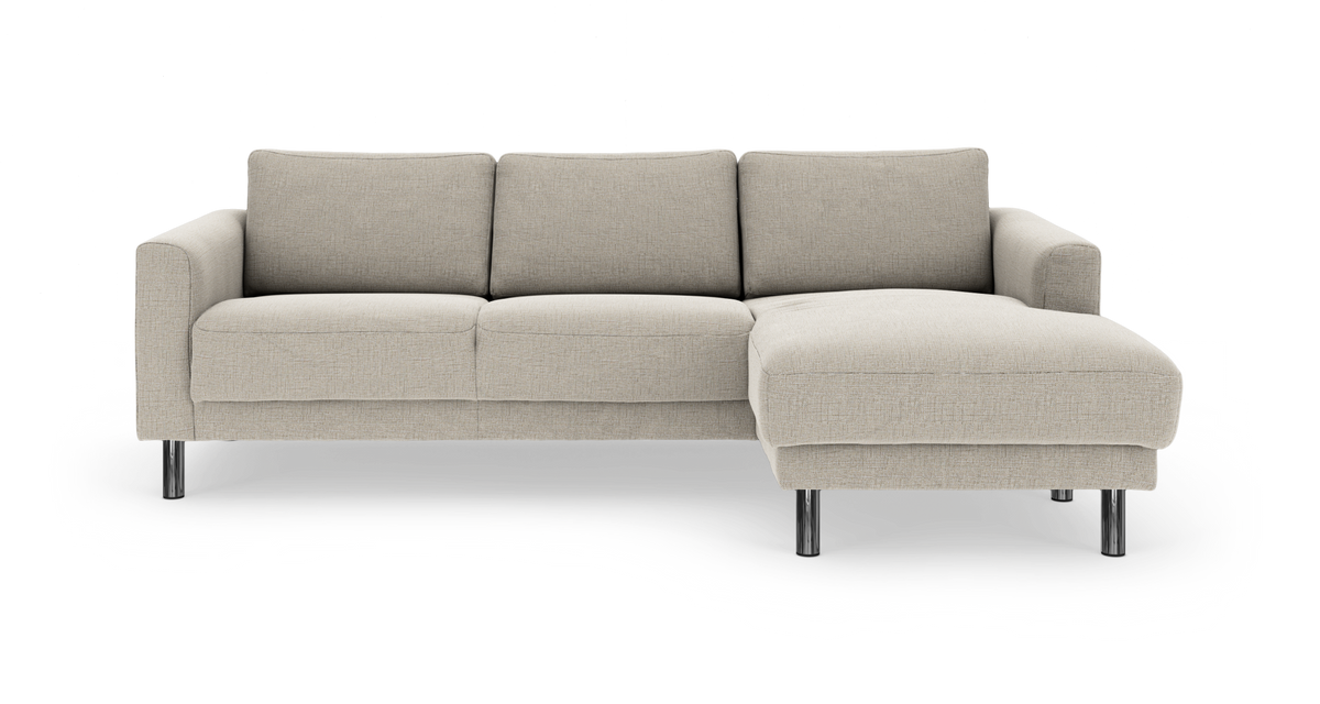 Beige tresæders hjørnesofa med chaiselong til højre og forkromede ben, frilagt på hvid baggrund.
