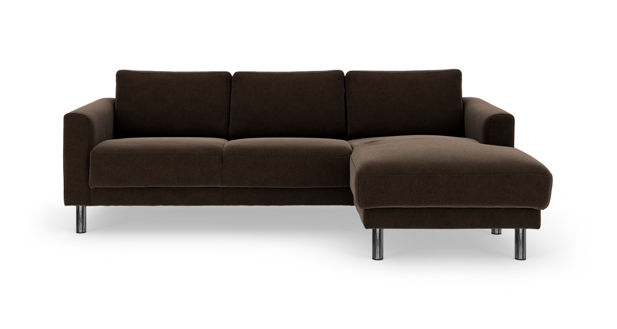 Mørkebrun chaiselong-sofa med kromben, frilagt på hvid baggrund.