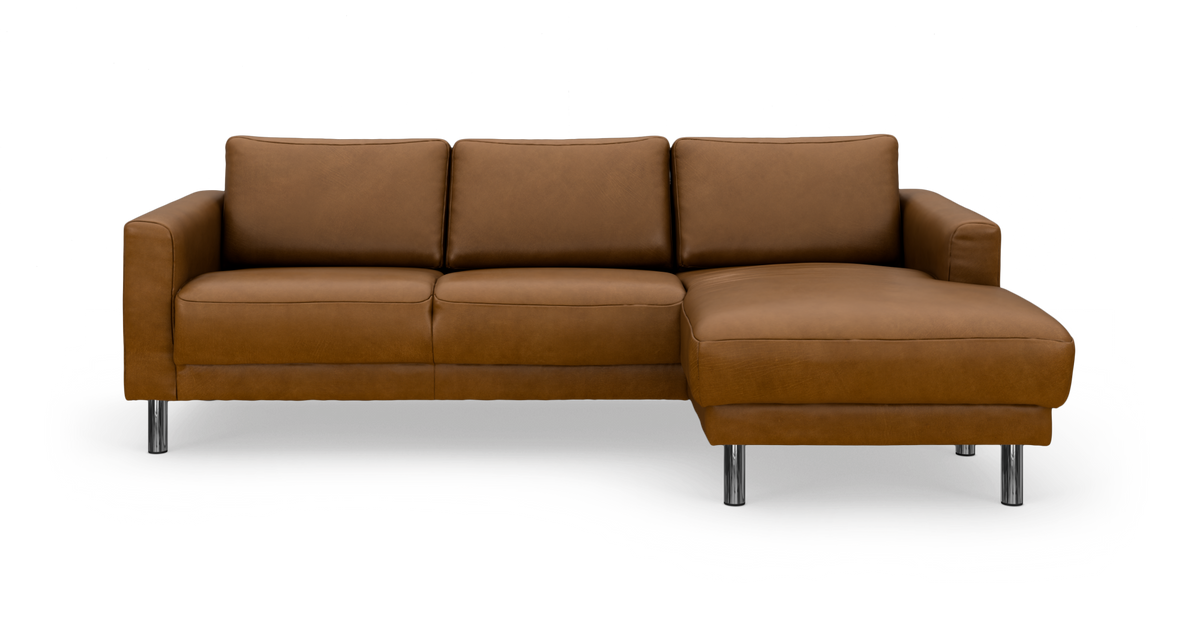 Brun lædersofa med højre chaiselong, tre sæder og kromben – frilagt produktfoto.