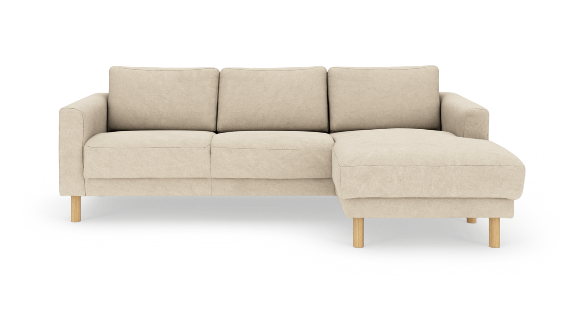 Beige 3-personers sofa med højrevendt chaiselong og træben.