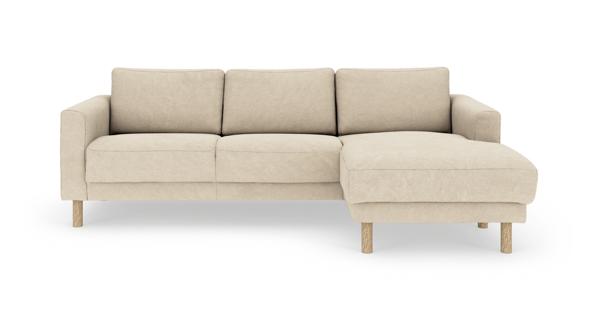 Beige 3-personers hjørnesofa med chaiselong til højre og træben.