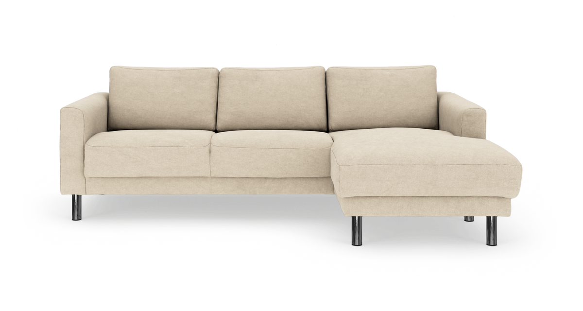 Beige hjørnesofa med chaiselong til højre og kromben, set forfra på hvid baggrund.