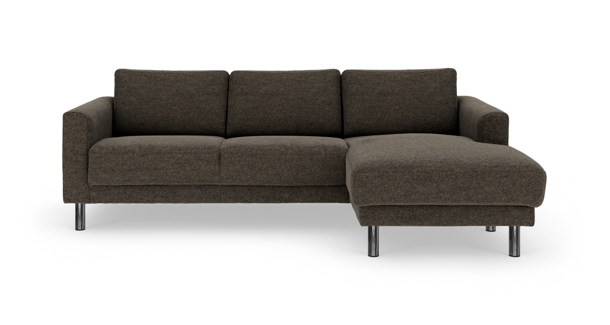 Mørkebrun hjørnesofa med højre chaiselong og metalben på hvid baggrund.