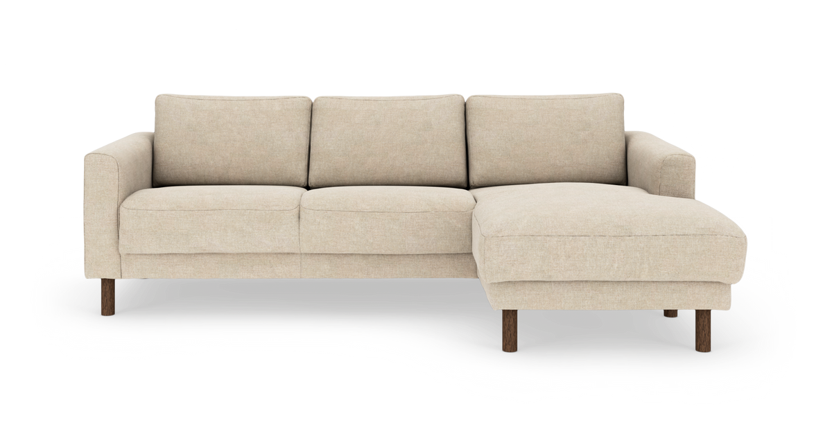 Beige højrevendt chaiselong-sofa i stof med træben, frontalt produktfoto.