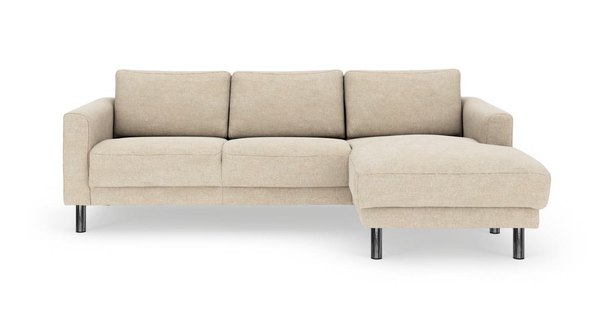 Beige hjørnesofa med chaiselong til højre og kromben, frilagt på hvid baggrund.