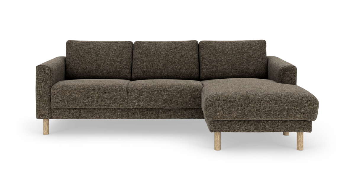 Brun stofsofa med højre chaiselong og runde træben, frilagt produktbillede på hvid baggrund.
