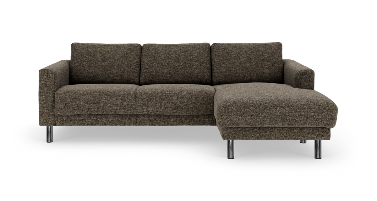 Brun sofa i stof med højrevendt chaiselong og kromben, frilagt på hvid baggrund.