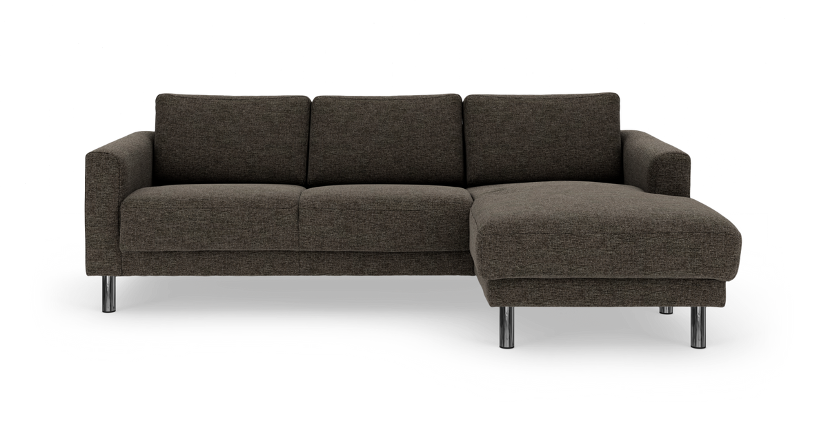 Mørkegrå hjørnesofa med chaiselong til højre og kromben.