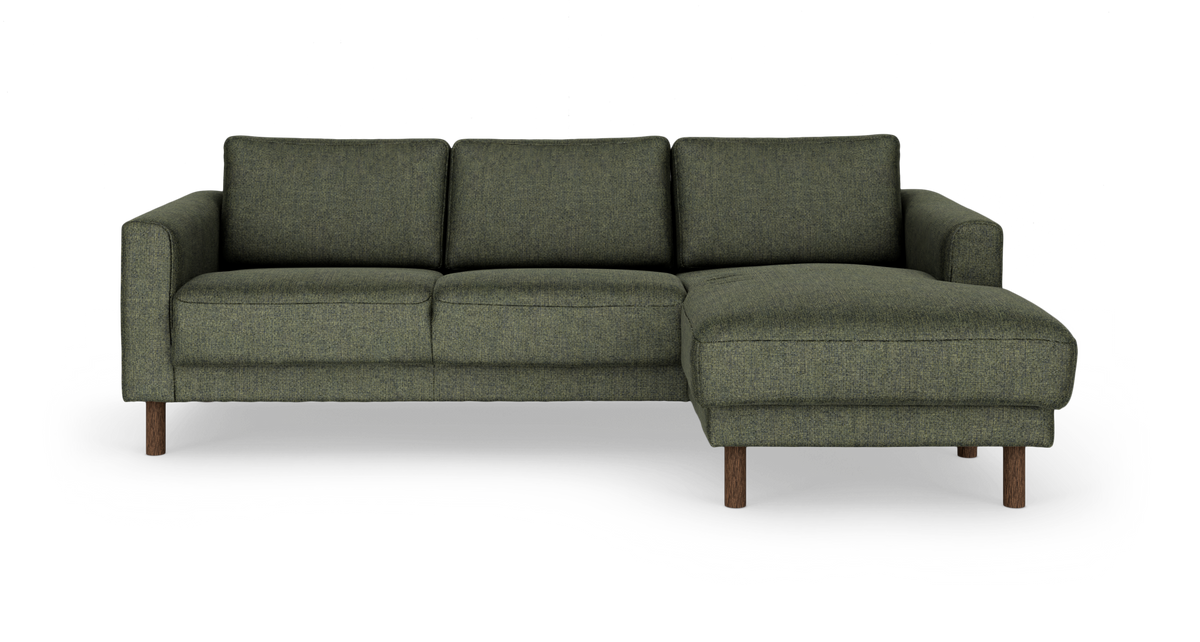Grøn 3‑personers sofa med chaiselong på højre side og runde træben, moderne og minimalistisk.