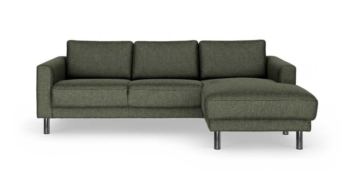 Grøn hjørnesofa med chaiselong til højre, tre ryghynder og runde ben i krom, frilagt på hvid baggrund.
