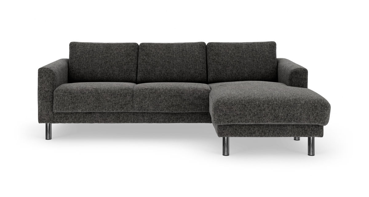 Mørkegrå hjørnesofa med højrevendt chaiselong og metalben, fritlagt på hvid baggrund.
