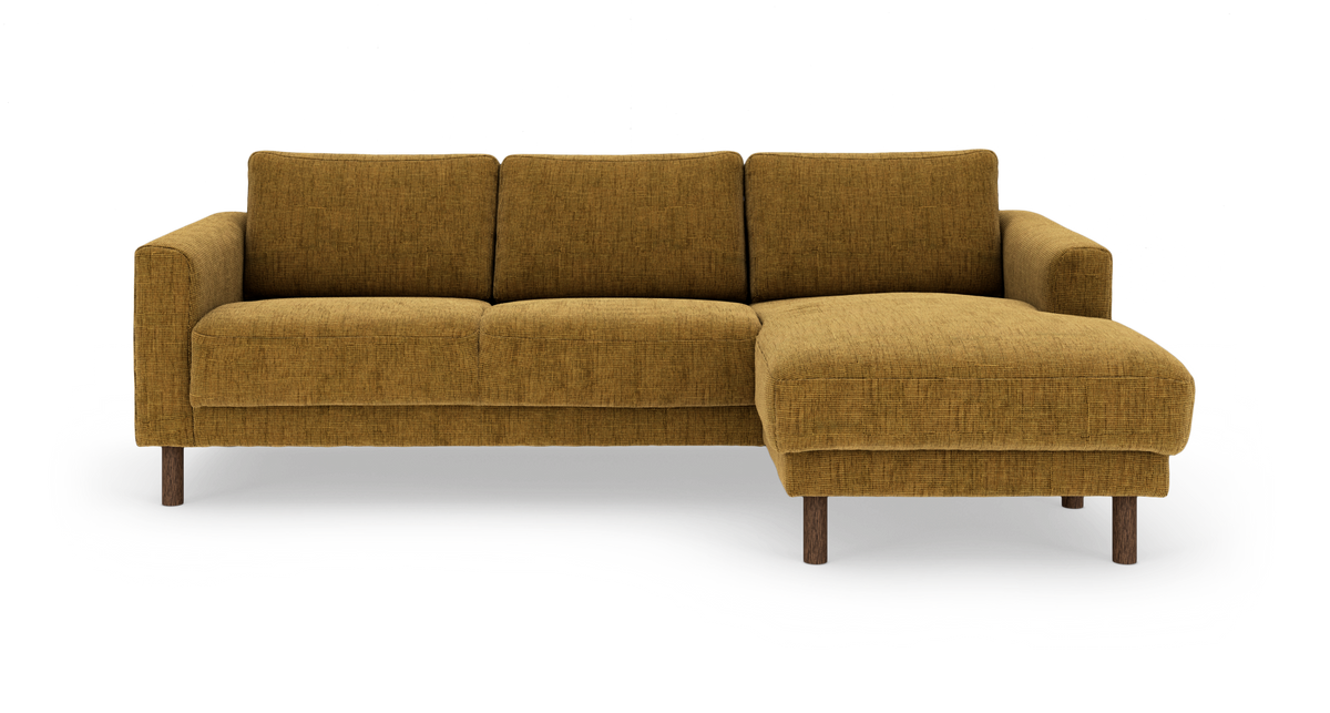 Sennepsgul sofa med højrevendt chaiselong og runde træben, fritlagt produktfoto set forfra.