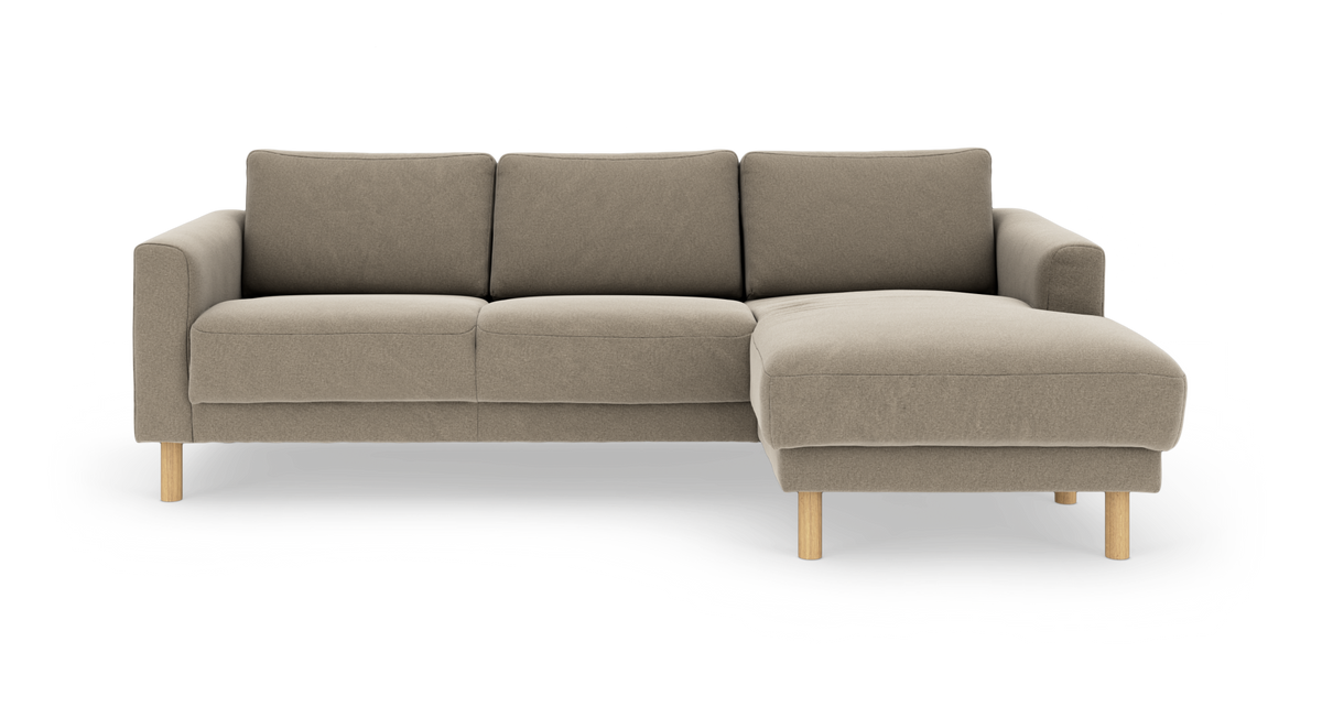 Beige L-formet 3-personers sofa med højrevendt chaiselong, stofbetræk og træben, frontvisning.
