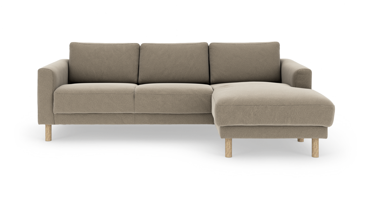 Beige modulsofa med højre chaiselong og runde træben, frilagt på hvid baggrund.