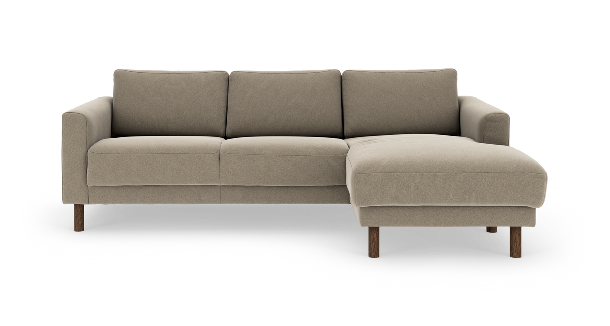 Beige hjørnesofa med chaiselong til højre og træben, frilagt produktfoto forfra.