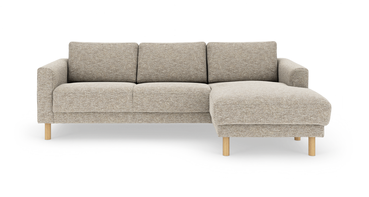Beige hjørnesofa med højre chaiselong og runde træben, frontvisning på hvid baggrund.