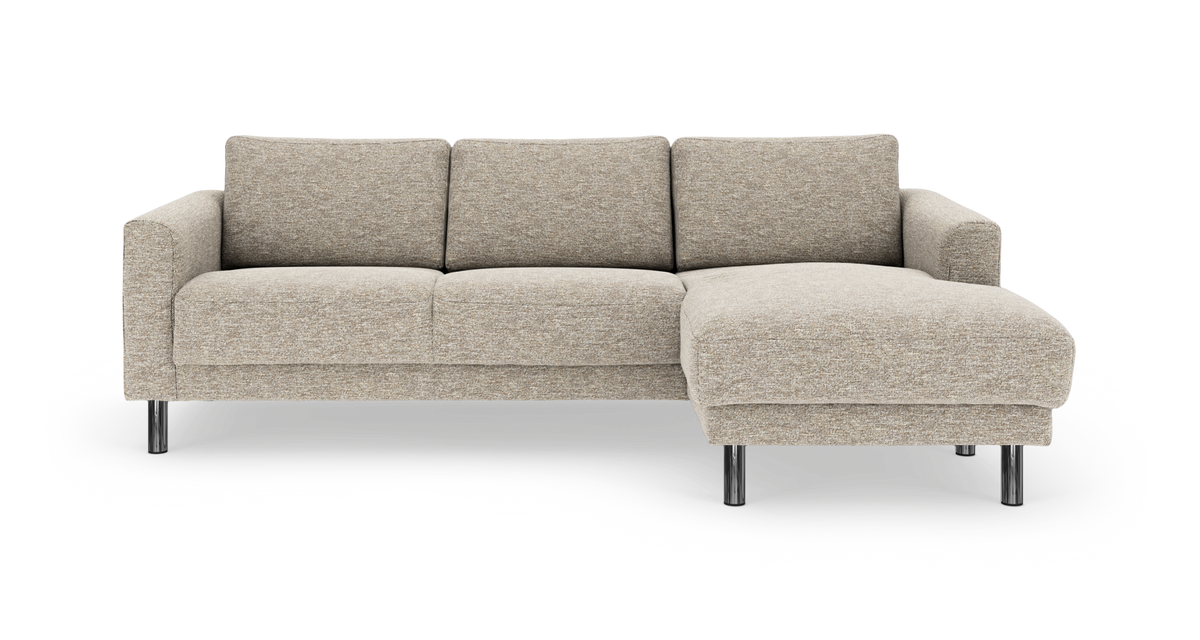 Beige hjørnesofa med højrevendt chaiselong, tre ryghynder og kromben.