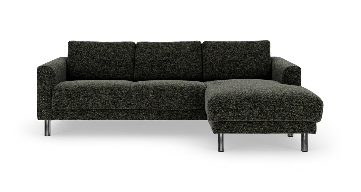 Mørkegrå hjørnesofa med chaiselong til højre og kromben, isoleret på hvid baggrund.