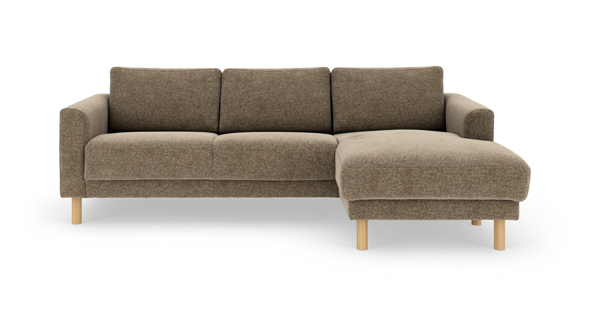Brun modulsofa med chaiselong til højre og runde træben, frilagt på hvid baggrund.