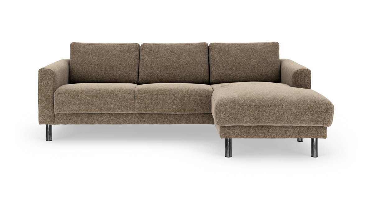 Brun 3-personers sofa med højrevendt chaiselong og kromben.