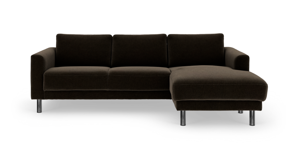 Mørkebrun hjørnesofa med chaiselong til højre og metalben, frilagt på hvid baggrund.