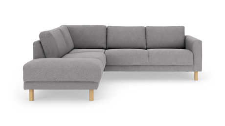 Grå L‑sofa med chaiselong og lyse træben, frilagt på hvid baggrund.