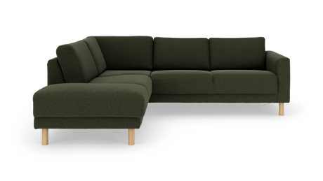 Mørkegrøn hjørnesofa med venstrevendt chaiselong og lyse træben.