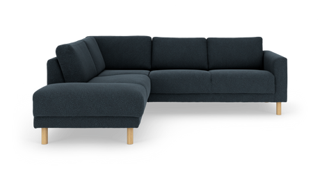 Mørkeblå L‑sofa i stof med venstrevendt chaiselong og runde træben.
