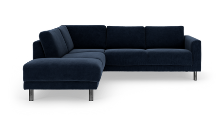 Mørkeblå hjørnesofa med chaiselong til venstre og kromben, frilagt på hvid baggrund.