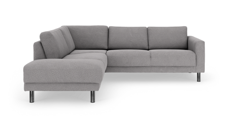 Grå hjørnesofa med chaiselong til venstre og metalben, frilagt på hvid baggrund.