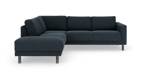 Mørkeblå L‑sofa i tekstil med venstre chaiselong og kromben, frilagt på hvid baggrund.