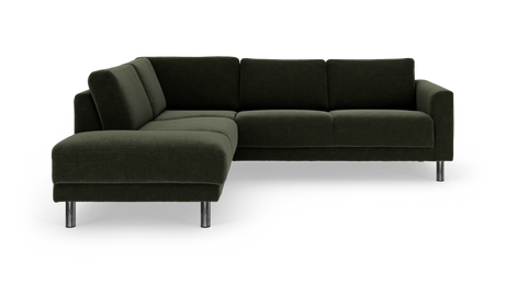 Mørkegrøn L‑sofa med venstrevendt chaiselong og kromben, fotograferet i studie.