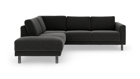 Mørkegrå L‑sofa i hjørnemodel med kromben, fotograferet i studie på hvid baggrund.