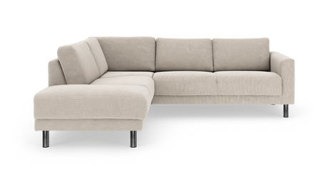 Beige L-formet hjørnesofa med chaiselong til venstre og kromben, frilagt på hvid baggrund.
