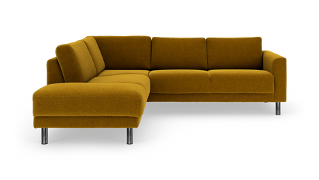 Sennepsgul hjørnesofa med chaiselong og metalben på hvid baggrund.
