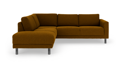 Brun L‑formet hjørnesofa i boucléstof med kromben, fotograferet skråt forfra på hvid baggrund.