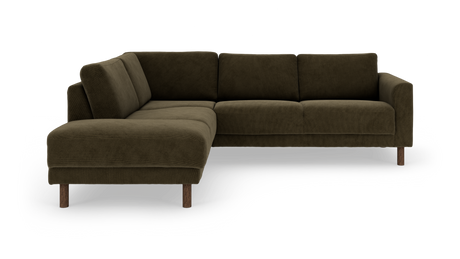 Mørkeolivgrøn L‑sofa i fløjl/cord med træben, frilagt på hvid baggrund.