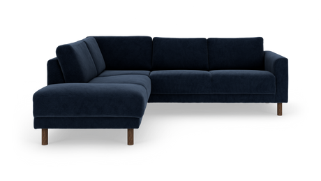 Mørkeblå L‑sofa med venstrevendt chaiselong, blød polstring og træben, frilagt produktfoto.