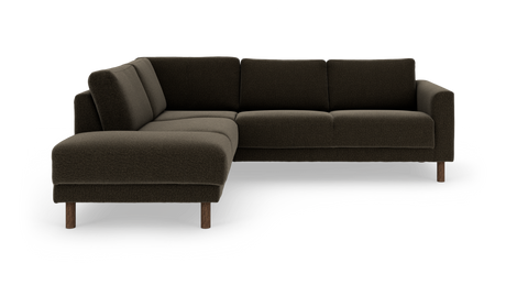 Mørkebrun L‑formet hjørnesofa i stof med runde træben, frilagt på hvid baggrund.
