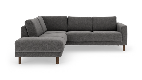Mørkegrå L-formet sofa med chaiselong og træben, fritlagt produktbillede.