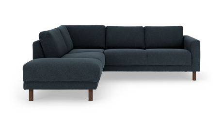 Mørkeblå hjørnesofa med venstrevendt chaiselong og træben, frilagt på hvid baggrund.