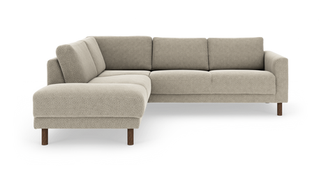 Beige hjørnesofa med venstre chaiselong og træben, studieopstilling.